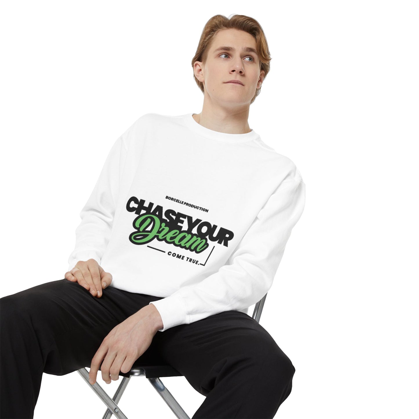 Chase Your Dreams Sweatshirt, Cozy Fashion, Inspirational Gift, Motivational Apparel, Perfect for Dreamers
